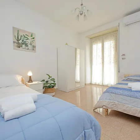 Center In A Few Minutes, La Fenice Lägenhet