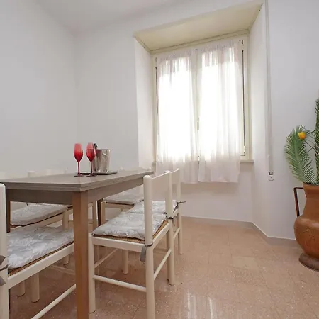 Center In A Few Minutes, La Fenice Lägenhet